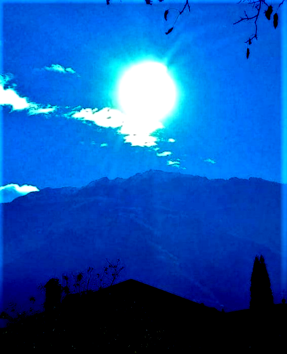 Il sole a mezzogiorno sopra “Monte Croce delle Dodici” di Laces. Foto ritoccata con l' app GIMP 2.10